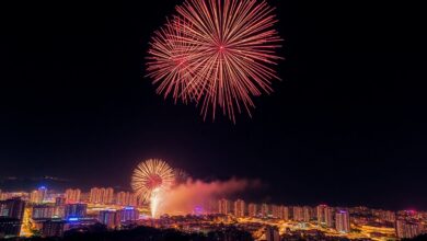Fogos de artifício coloridos explodindo sobre uma cidade costeira durante a celebração do Ano Novo