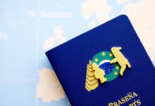 Passaporte brasileiro com carimbos de viagem em frente a um mapa da Europa, simbolizando a preparação para a viagem