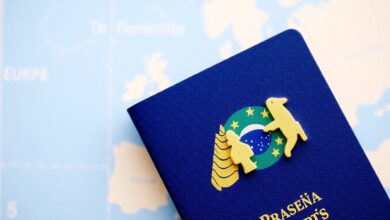 Passaporte brasileiro com carimbos de viagem em frente a um mapa da Europa, simbolizando a preparação para a viagem