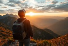 Um mochileiro olhando para uma paisagem montanhosa deslumbrante ao nascer do sol, simbolizando a aventura e a liberdade de um mochilão