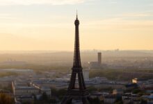 Vista panorâmica de Paris com a Torre Eiffel ao fundo ao pôr do sol