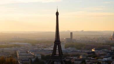Vista panorâmica de Paris com a Torre Eiffel ao fundo ao pôr do sol