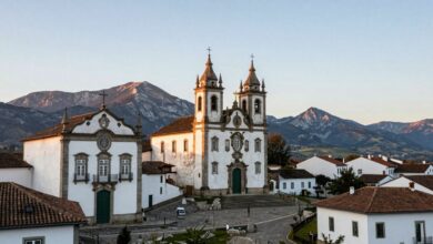 Capa inspiradora mostrando paisagens italianas icônicas, monumentos famosos e vilarejos charmosos ao pôr do sol