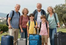 Família sorridente, incluindo idosos, viajando com malas em cenário relaxante e colorido, demonstrando felicidade e cuidado em viagem.