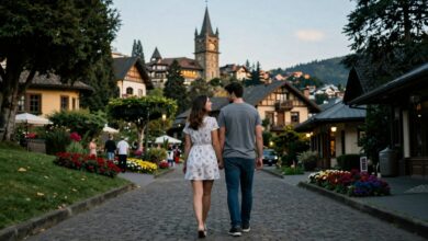 Casal apaixonado passeando pelas ruas floridas de Gramado ao entardecer, com arquitetura europeia ao fundo