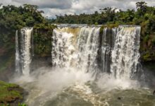 Paisagem exuberante de um destino exótico com montanhas, cachoeiras e vegetação tropical exuberante