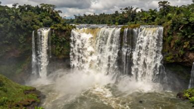 Paisagem exuberante de um destino exótico com montanhas, cachoeiras e vegetação tropical exuberante