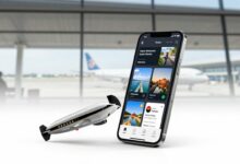 Imagem de capa mostrando um smartphone com vários apps de viagem abertos em frente a uma janela de aeroporto