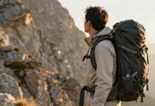 Viajante com mochila apreciando uma bela paisagem de montanhas ao entardecer