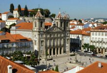 Imagem de capa mostrando um vibrante cenário urbano espanhol com arquitetura histórica, praças movimentadas e detalhes culturais únicos