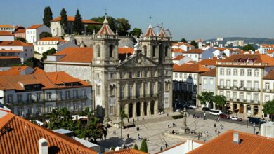 Imagem de capa mostrando um vibrante cenário urbano espanhol com arquitetura histórica, praças movimentadas e detalhes culturais únicos