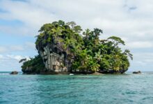 Paisagens de destinos sustentáveis, com ecossistemas preservados, turismo responsável e natureza exuberante