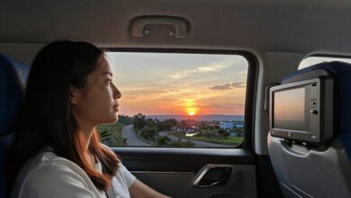 Passageiro olhando pela janela de avião durante o nascer do sol, transmitindo calma e expectativa pela chegada descansada ao destino