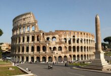 Vista panorâmica do Coliseu e monumentos históricos de Roma ao pôr do sol