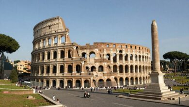 Vista panorâmica do Coliseu e monumentos históricos de Roma ao pôr do sol