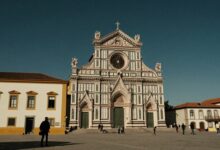 Cidades com riqueza cultural e arquitetura marcante, repletas de pessoas explorando museus e manifestações artísticas