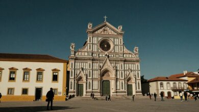 Cidades com riqueza cultural e arquitetura marcante, repletas de pessoas explorando museus e manifestações artísticas