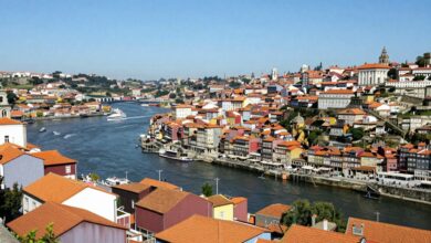 Vista panorâmica de cidades históricas e modernas europeias, representando uma viagem relaxante e cheia de descobertas