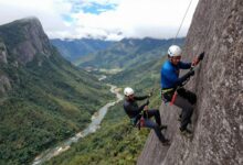 Paisagem incrível de aventura, com pessoas praticando esportes radicais em montanhas, rios e céus ao redor do mundo