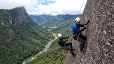 Paisagem incrível de aventura, com pessoas praticando esportes radicais em montanhas, rios e céus ao redor do mundo