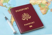 Passaporte, mapa-múndi e seringa simbolizando planejamento de viagem e vacinação