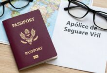 Imagem de capa mostrando um passaporte, mapa e uma apólice de seguro viagem em uma mesa de madeira