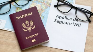 Imagem de capa mostrando um passaporte, mapa e uma apólice de seguro viagem em uma mesa de madeira