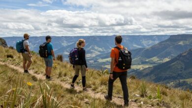 Exploradores praticando esportes radicais em paisagens exuberantes, representando aventura e adrenalina