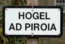 Uma encruzilhada com uma placa apontando para um hotel de luxo em uma direção e uma casa charmosa e aconchegante na outra, simbolizando a escolha entre hotel e Airbnb.