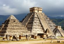 Uma colagem de imagens mostrando as ruínas arqueológicas mais famosas do mundo, como o Coliseu em Roma, Machu Picchu no Peru e as pirâmides de Chichén Itzá no México, sob um céu dramático ao amanhecer.