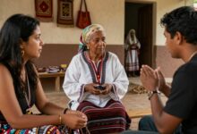 Uma colagem de imagens mostrando interações culturais respeitosas: uma pessoa comprando artesanato local, outra aprendendo uma dança tradicional e um turista observando uma cerimônia religiosa à distância.