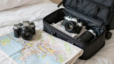 Uma mala de viagem aberta sobre uma cama, com roupas, um mapa, uma câmera e um kit de primeiros socorros sendo organizados, simbolizando a preparação para uma viagem.