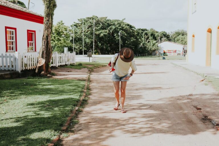 Viagem Solo: Os Países Mais Seguros, Baratos e Acolhedores Para Mulheres